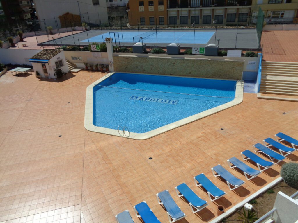 Imagen de la piscina en el apartamento Apollo4 en Calpe, disponible para alquiler, un oasis refrescante y atractivo donde los huéspedes pueden sumergirse en la diversión y el relax, disfrutando del sol y el agua en un entorno tranquilo y rejuvenecedor.