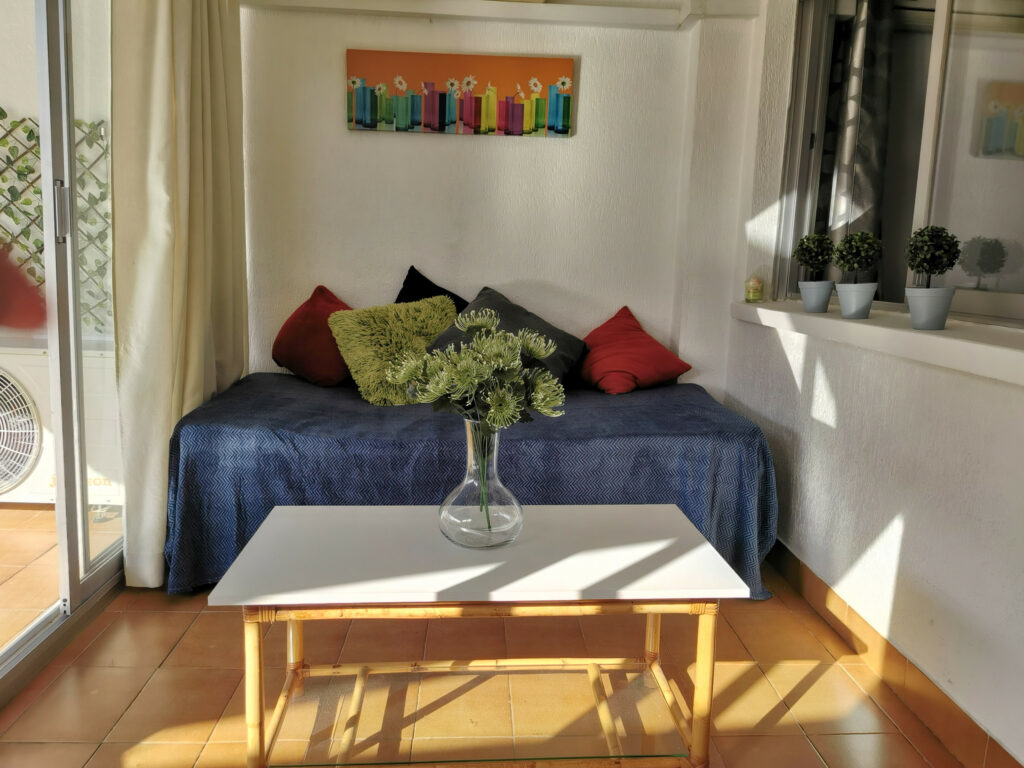 Imagen de una zona de relax en el apartamento Apollo4 en Calpe, disponible para alquiler, mostrando un espacio acogedor y sereno donde los huéspedes pueden desconectar y rejuvenecer, disfrutando de una atmósfera tranquila y confortable.