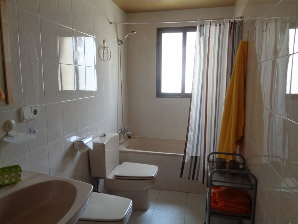Imagen del apartamento "Conchas" en Calpe, perfectamente equipado para unas vacaciones familiares, mostrando un lavabo moderno y funcional que añade comodidad y estilo a la experiencia de alojamiento