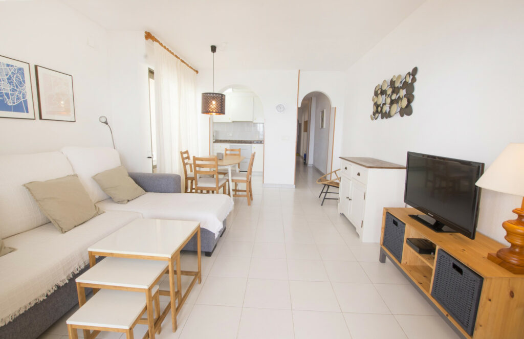 apartamento "Conchas" en Calpe, diseñado pensando en la familia, con un salón espacioso y acogedor que invita a la relajación y al disfrute de momentos inolvidables durante las vacaciones.