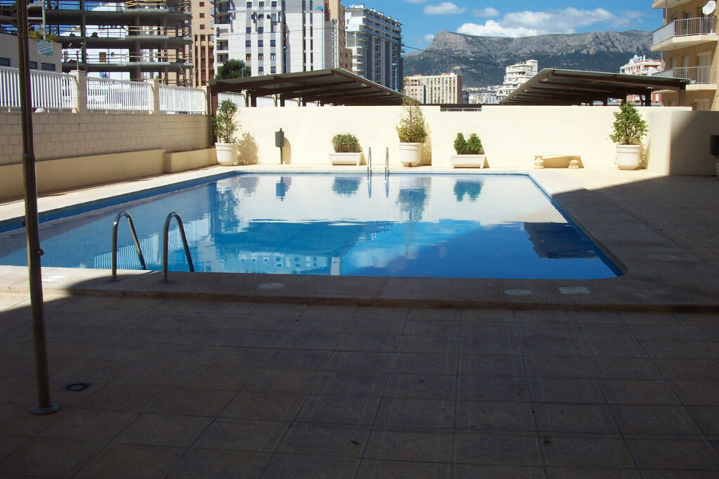 piscina en el apartamento 2-5-A del Edificio Luz, ofrecido por Alquileres LG, un oasis refrescante y atractivo donde los huéspedes pueden sumergirse en la diversión y el relax, disfrutando del sol y el agua