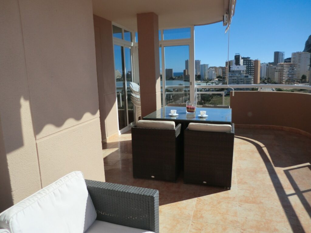 Imagen de la terraza en el apartamento Oasis 8D en Calpe, un espacio al aire libre encantador y relajante donde los huéspedes pueden disfrutar de la brisa fresca, el sol y la serenidad del entorno, perfecto para momentos de tranquilidad y disfrute.
